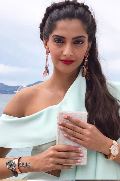 Sonam-Kapoor-At-Cannes-Festival